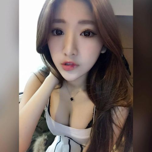 超规事业线+白嫩美腿 台湾LOL美女玩家黃冠潔晒私照