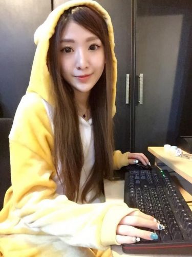 超规事业线+白嫩美腿 台湾LOL美女玩家黃冠潔晒私照