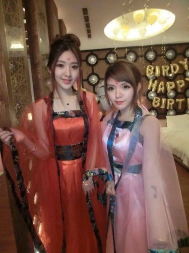 超规事业线+白嫩美腿 台湾LOL美女玩家黃冠潔晒私照