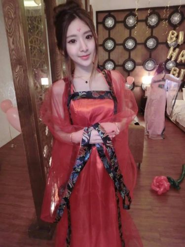 超规事业线+白嫩美腿 台湾LOL美女玩家黃冠潔晒私照