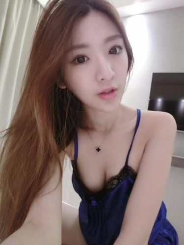 超规事业线+白嫩美腿 台湾LOL美女玩家黃冠潔晒私照