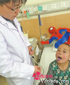 男童患罕见先心病心脏动脉长反 不动手术随时有生命危险