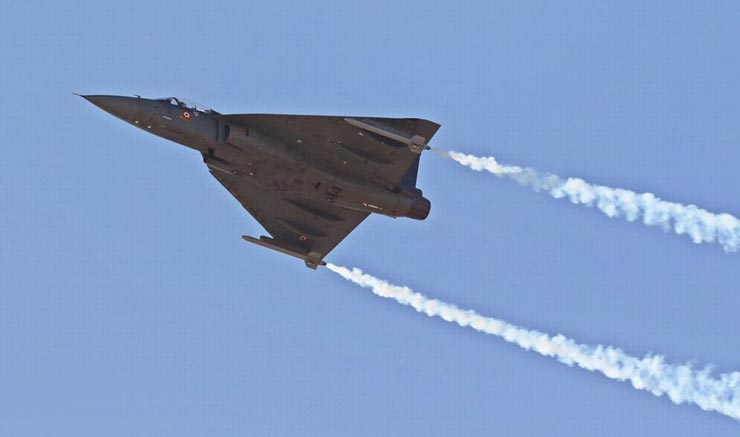 印媒:印度国产LCA战机令中巴JF-17黯然失色