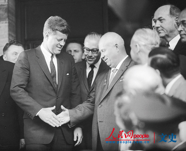 【1960年代】较为愉快的握手。1961年6月，约翰·肯尼迪总统与赫鲁晓夫在维也纳美国使馆会面。他们表面上的友好全然虚伪。两个月前，由于古巴的“猪湾事件”，美苏两国关系已经紧张到了千钧一发的地步。