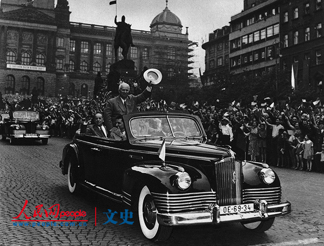 【1950年代】1957年7月，在捷克斯洛伐克进行国事访问的尼基塔·赫鲁晓夫在布拉格街头向人群挥手致意。他右边是捷克总统萨波托斯基。后面那辆车内挥手者为尼古拉·布尔加宁。