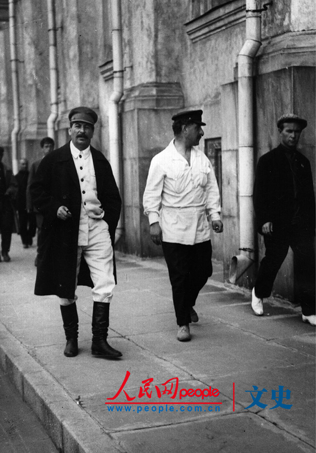 【1920年代】1924 年约瑟夫·斯大林（左）成为苏维埃领导人不久，与经济委员瑟盖·奥尔忠尼启走在一起。