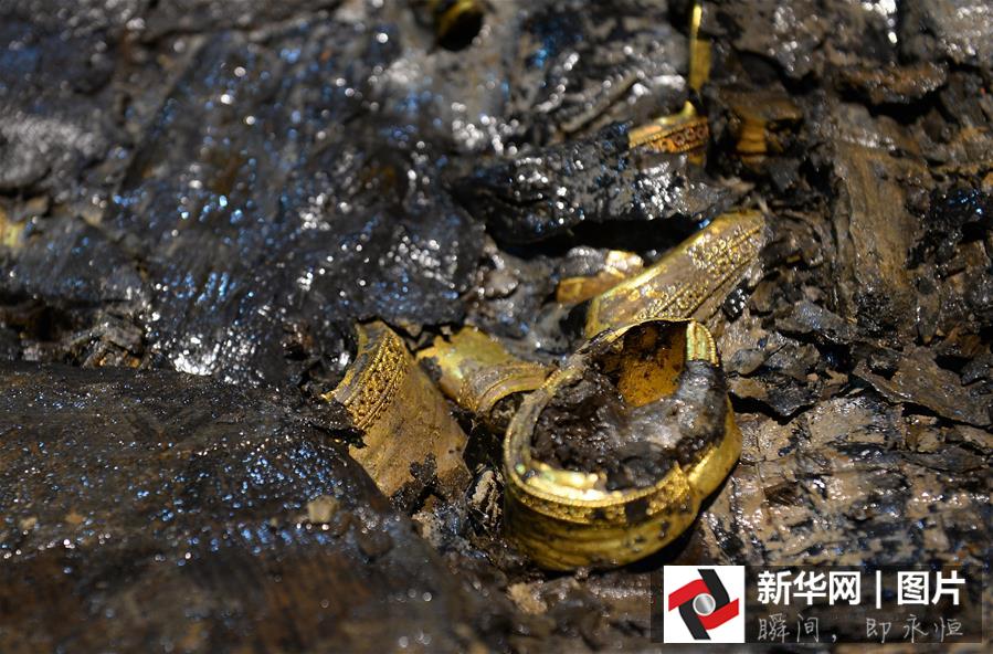 这是在海昏侯墓主棺发现的马蹄金器（12月20日摄）。 新华社记者 万象 摄