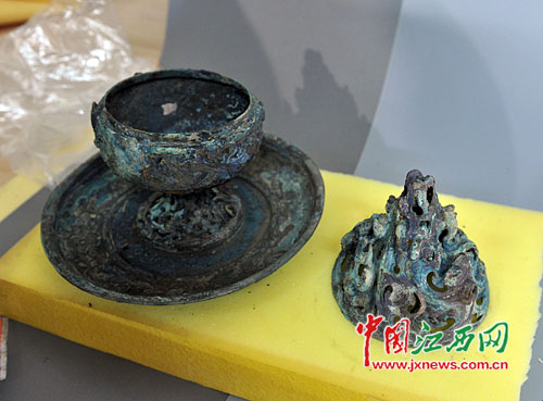 江西省文物考古研究所所长徐长青介绍，两汉时期，博山炉已盛行于宫廷和贵族生活当中。从这只博山炉精湛的雕琢工艺来看，不是一般贵族能享用的。