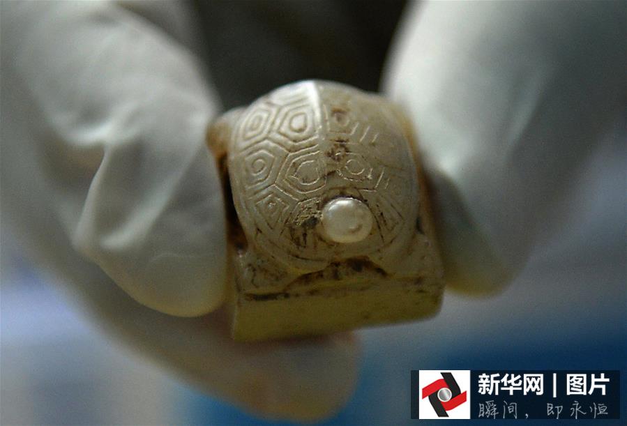 这是海昏侯墓主棺附近出土的龟形玉印(12月13日摄)。 新华社记者 万象 摄