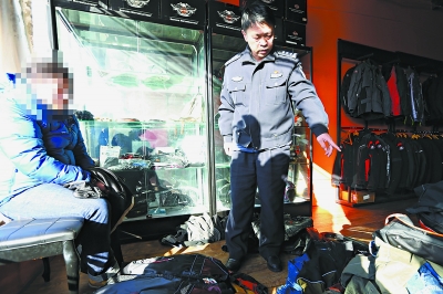 海淀网友举报海淀区四季青附近一家摩托车俱乐部卖假名牌服装。