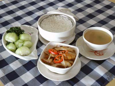 误区四：食物越贵越好　　食物并非越贵越好。一枚鸡蛋提供的能量要比一只鲍鱼高，蛋白质的含量差不多，脂肪、胆固醇的含量鸡蛋要比鲍鱼高，鲍鱼的碳水化合物含量是鸡蛋的两倍多，鲍鱼的钙、铁、硒要比鸡蛋的多好多，但鸡蛋中的维生素A、B1、B2都比鲍鱼多，尼克酸含量差不多，维生素C两者都没有。从数据来看，鲍鱼和鸡蛋的营养成分没有太大的区别，只是个别营养素的含量有所差别，但价格差别就大了。一只鲍鱼的价钱可以买好几斤鸡蛋，所以并不是越贵的食物提供的营养物质越多。