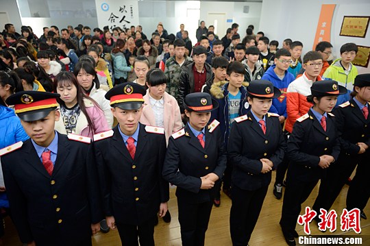 资料图：学生们排队等待面试高铁乘务专业。刘文华　摄
