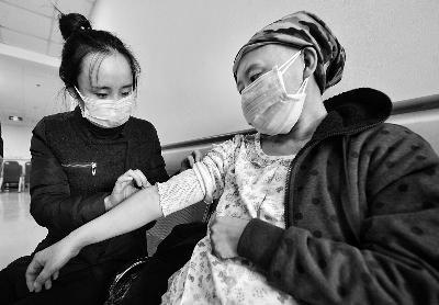高三女孩为陪母求医放弃备考：妈妈的命比前途重要