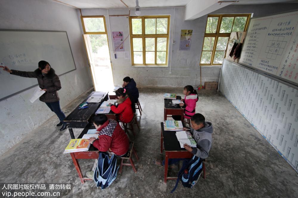 2月24日，重庆市黔江区水市乡新安村小学老师胡汉兰在上语文课，他任教的5年级仅有5名学生。