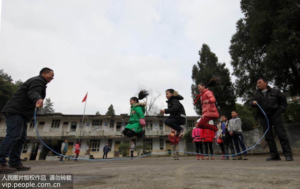 2月24日，重庆市黔江区水市乡新安村小学两名老师课间陪学生跳绳。