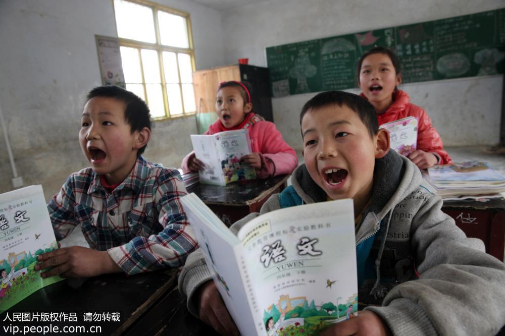 2月24日，重庆市黔江区水市乡新安村小学4年级仅有的4名学生在读书。