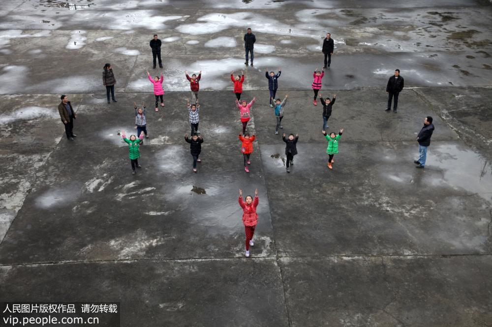 2月24日，重庆市黔江区水市乡新安村小学的7名老师和16名学生在做广播体操。 