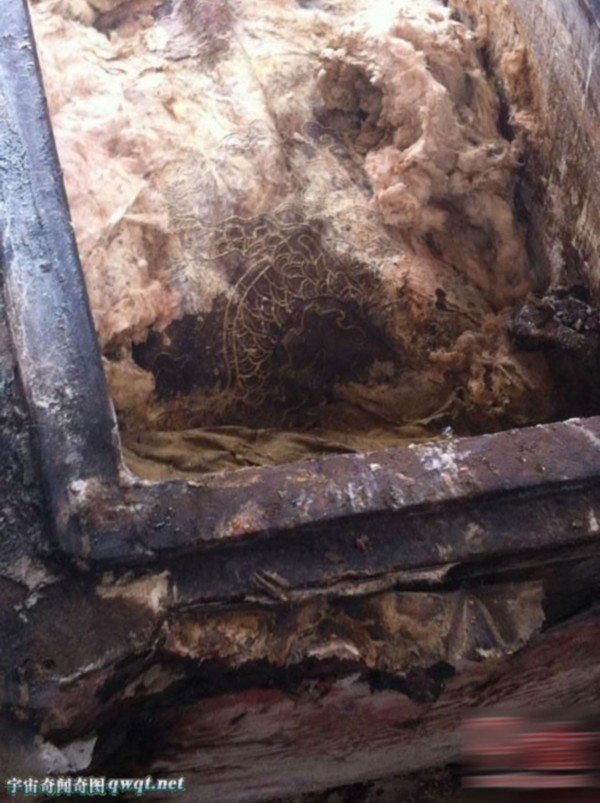 被活生生的放进棺材 明代冥婚墓恐怖开棺直播