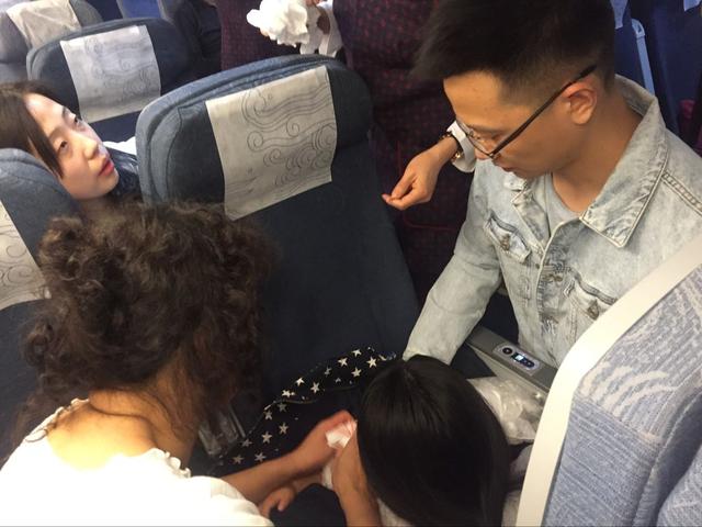 国乒航班突遇女童昏厥 帅哥队医挺身而出伸援手