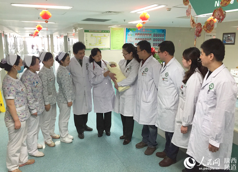 医护人员与新生儿在一起