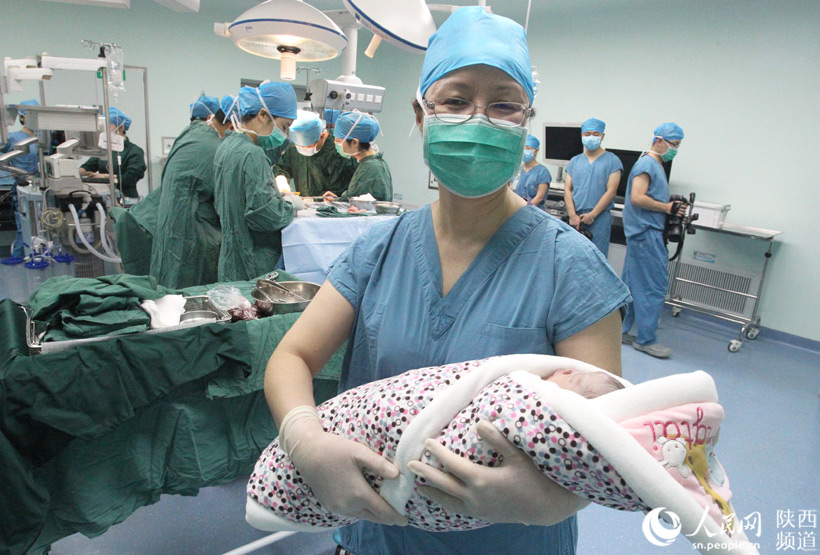 2月24日，猴宝宝经剖腹产顺利诞生，男婴，体重3440克。