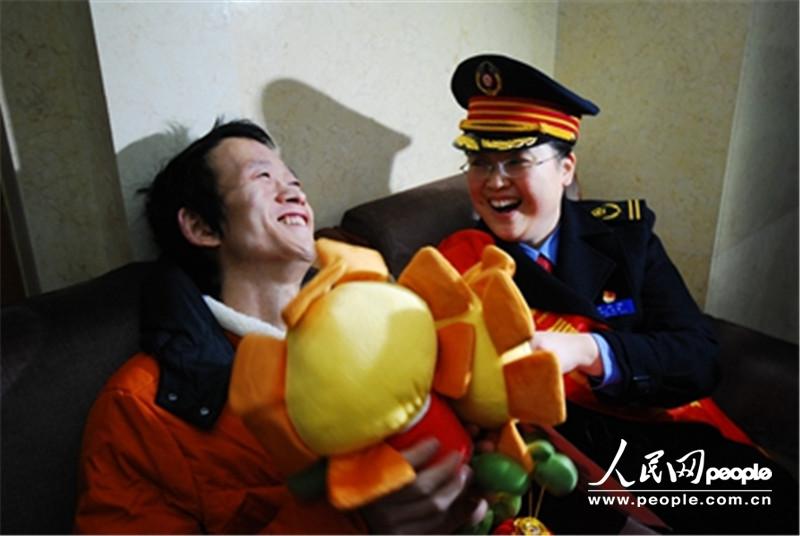 孙梅再三叮嘱路上出行安全事宜。