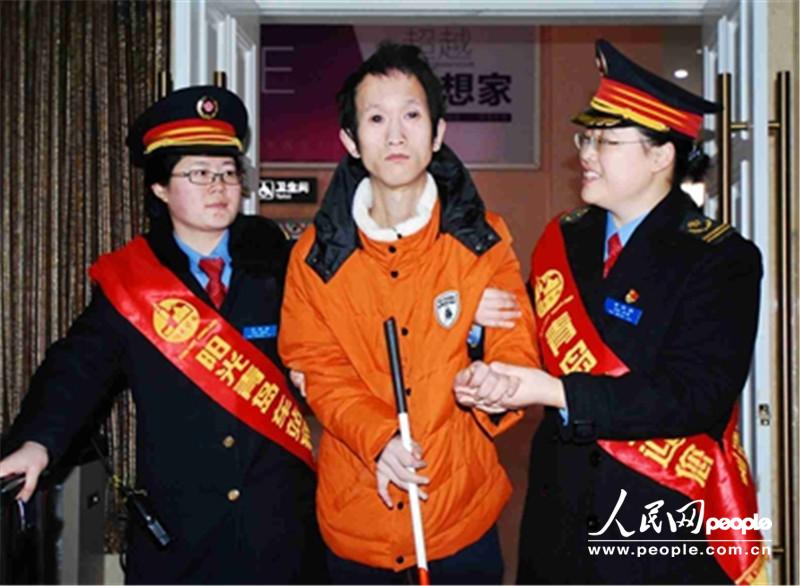 车站工作人员帮助王富通过重点旅客专用通道进站。