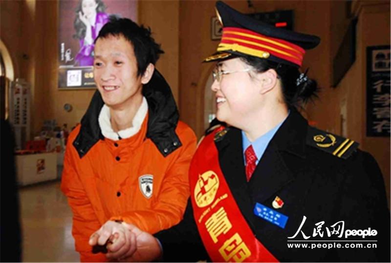 引导王富进入重点旅客候车区。