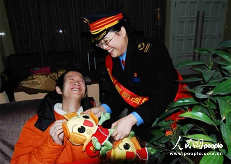 接到新年礼物的王富非常高兴。