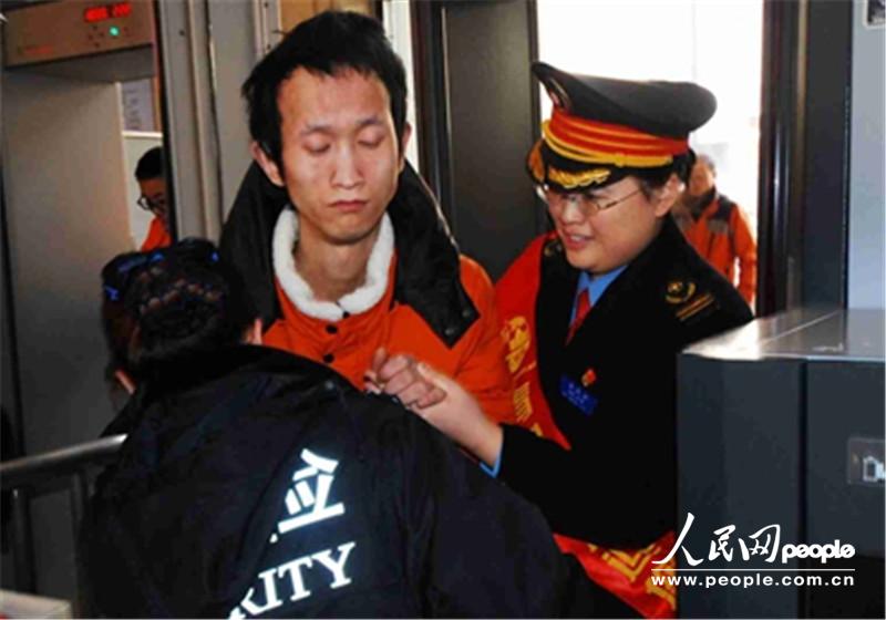 帮扶王富通过绿色通道进站。
