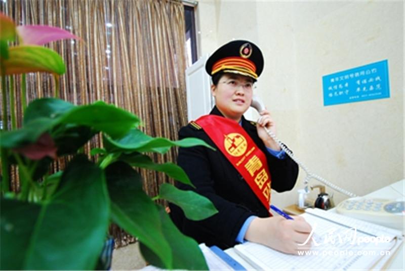 孙梅正在联系泰安站协调王富出站事宜。