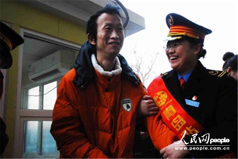 老朋友见面分外高兴。