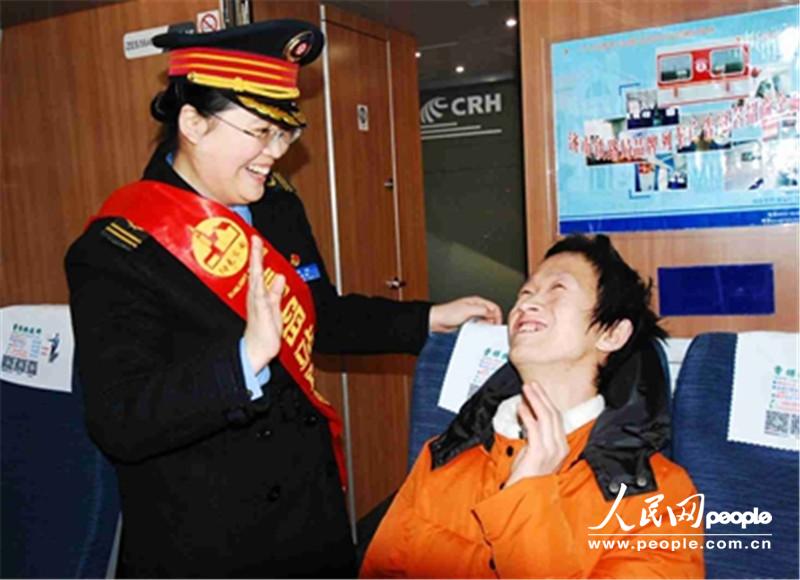 孙梅与王富旅客挥手告别。