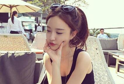 网曝王思聪红色劳斯莱斯 前任大曝交往内情与长发美女街上亲吻