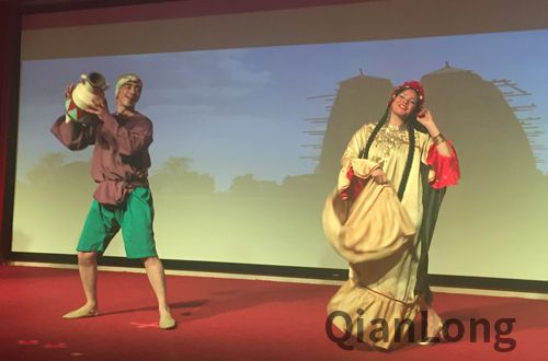 丽达民间艺术团舞者表演农村求爱场景