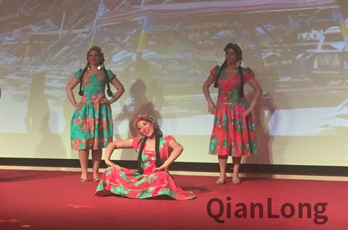 丽达民间艺术团表演 儿童游戏舞 女舞者在模仿村子里面的其他人