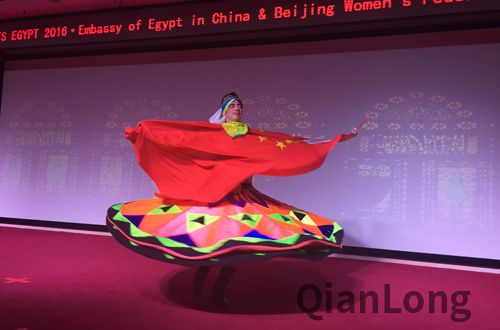 埃及丽达民间艺术团舞者挥动五星红旗