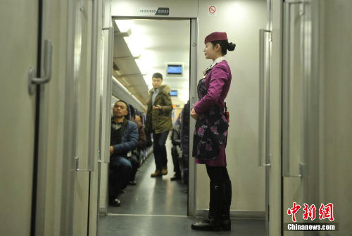 重庆靓丽“动妹”忙碌的春运值乘工作