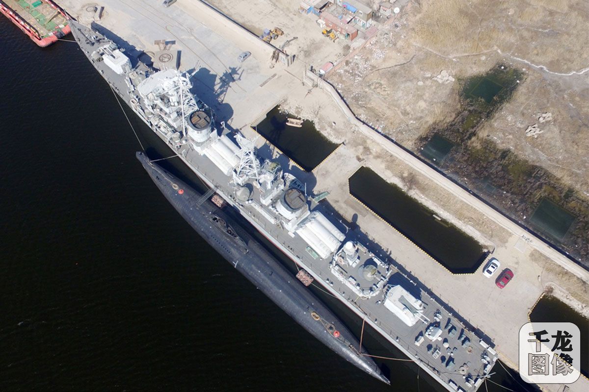 退役潜艇现身天津滨海新区