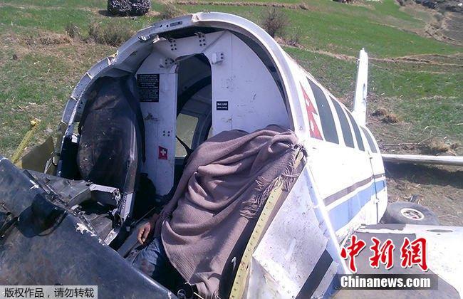 尼泊尔一架小型飞机紧急迫降致数人死伤(2)-千
