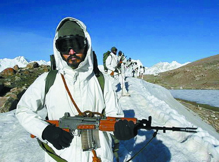 印度士兵被埋11米冰雪下近一周靠气穴呼吸终获救