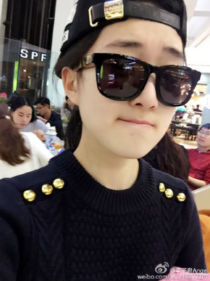 李子君反戴帽子配黑超逛街网友:撞脸赵丽颖（图）