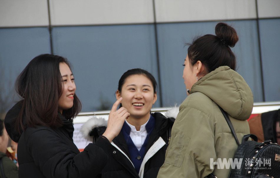 山东滨州：空乘招考现场美女如云