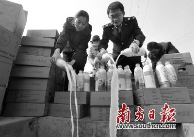 检验检疫人员正在销毁不合格进口乳品。新华社发