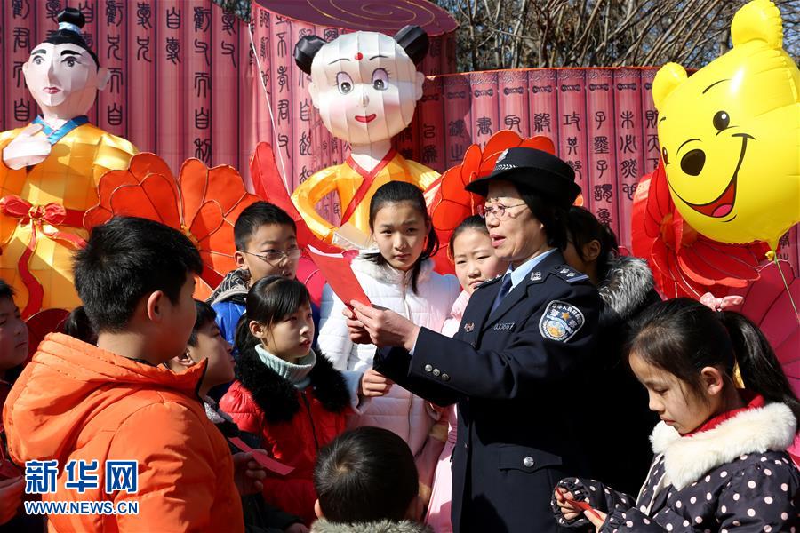 #（晚报）（2）爱心民警陪伴留守儿童赏花灯