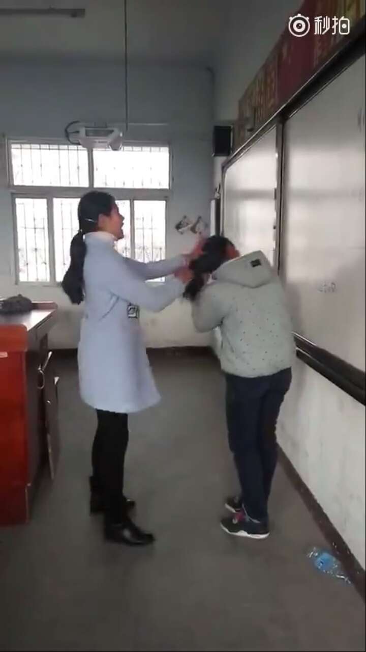 网传教师殴打学生