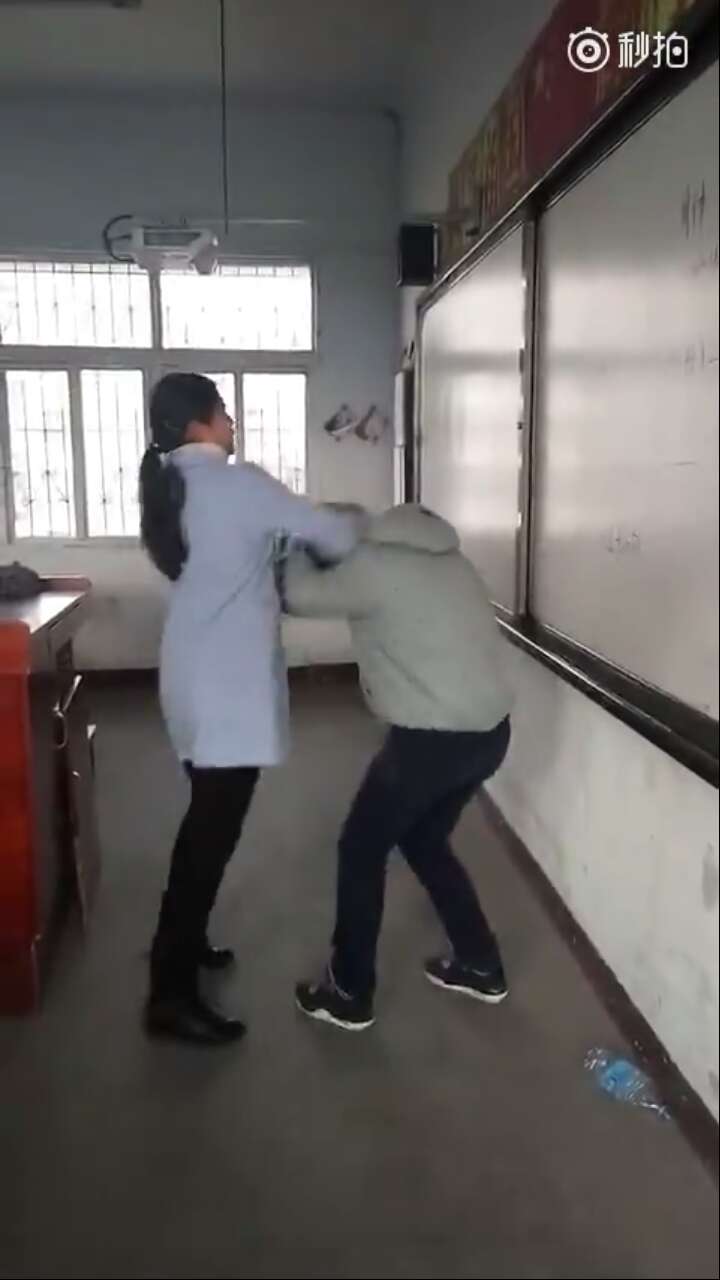 网传教师殴打学生 扇耳光脚踹画面曝光网友怒斥无良老师