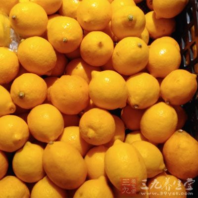 如绿色及口感带酸的水果，如柠檬