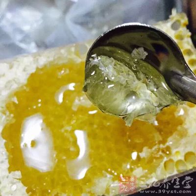 因为蜂蜜可以有效的促进身体伤口的愈合