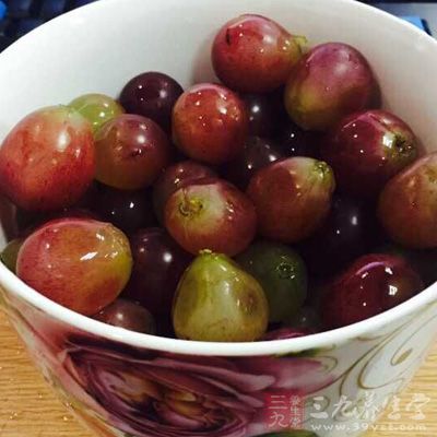 所以可以吃点葡萄消除反胃